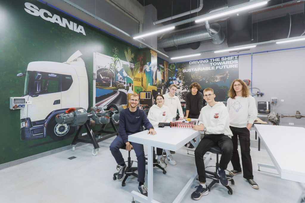 Studentai laboratorijoje