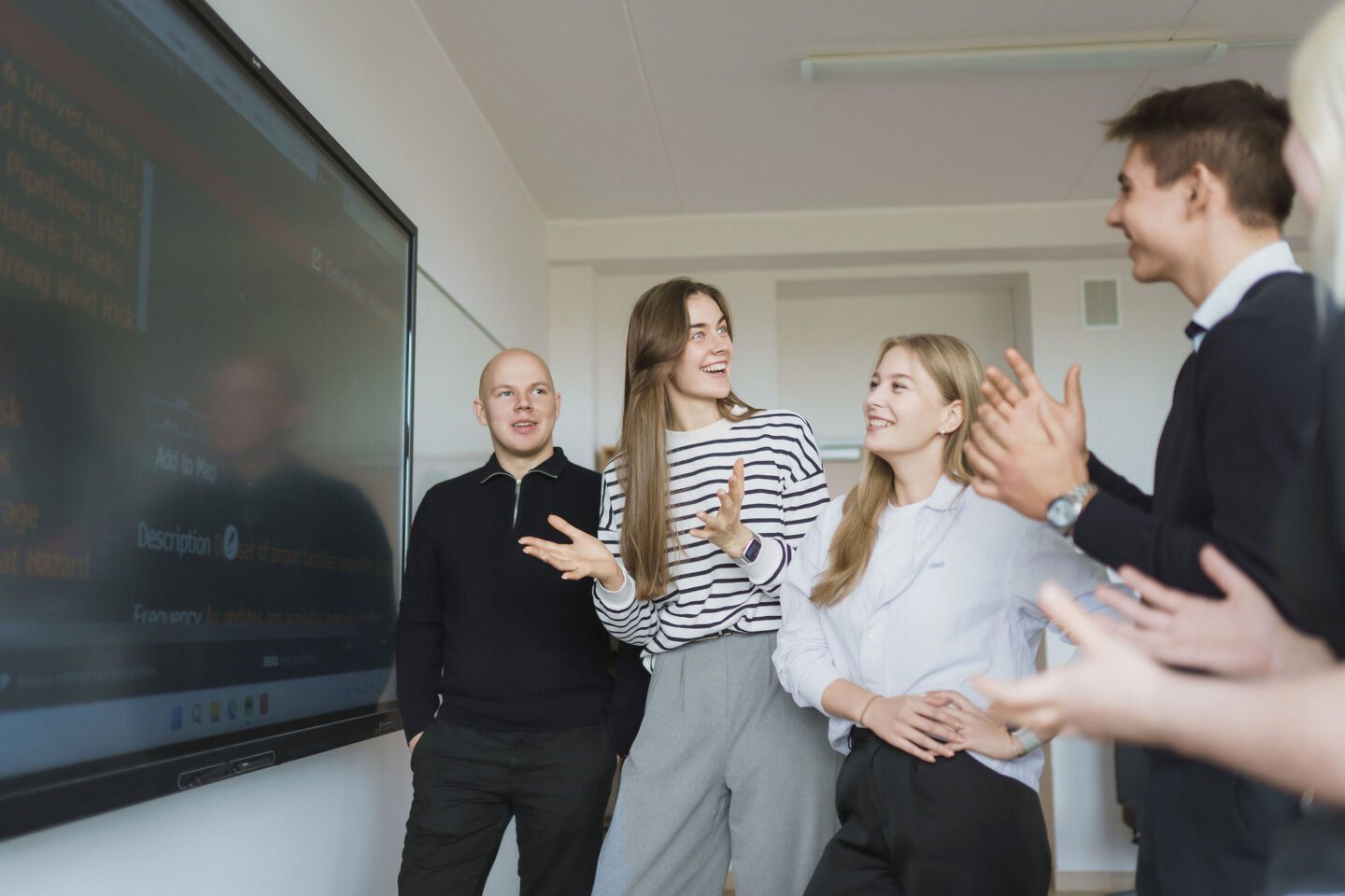 Studentai prie išmaniojo ekrano