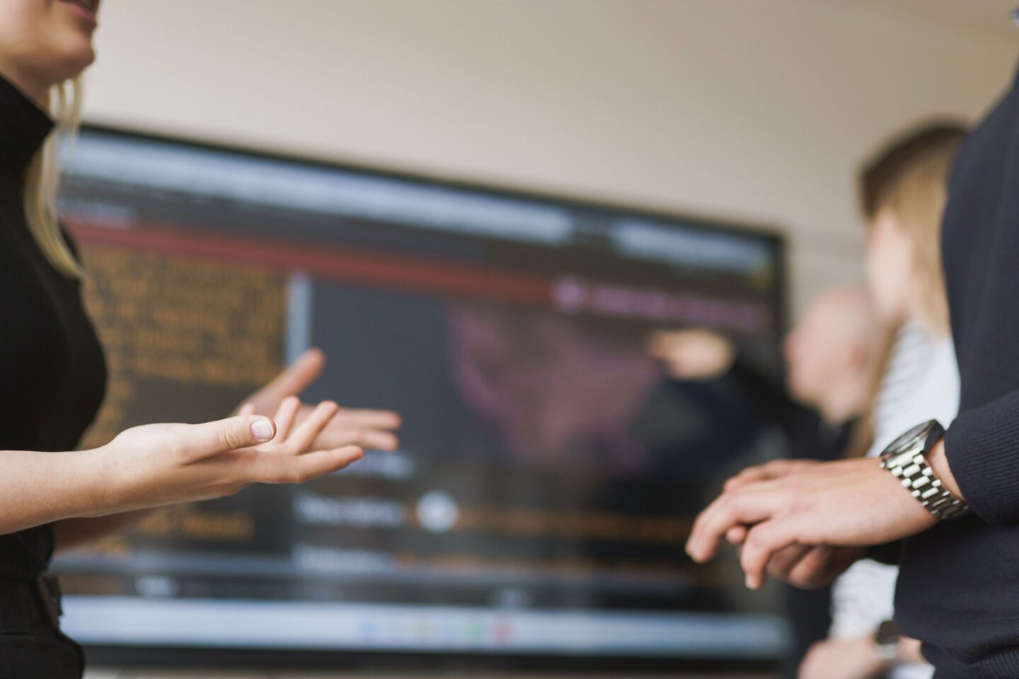 Studentai prie išmaniojo ekrano