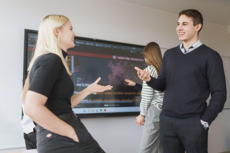 Studentai prie išmaniojo ekrano