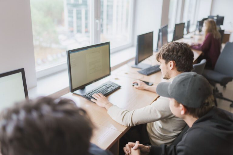 Studentai su kompiuteriais