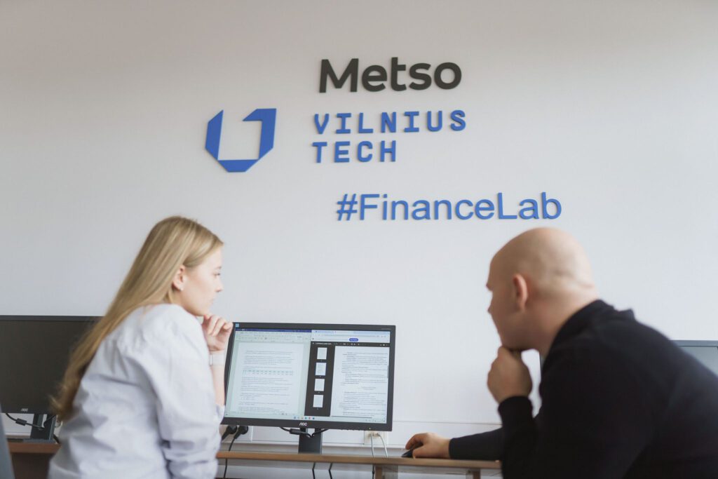 Studentai prie kompiuterio