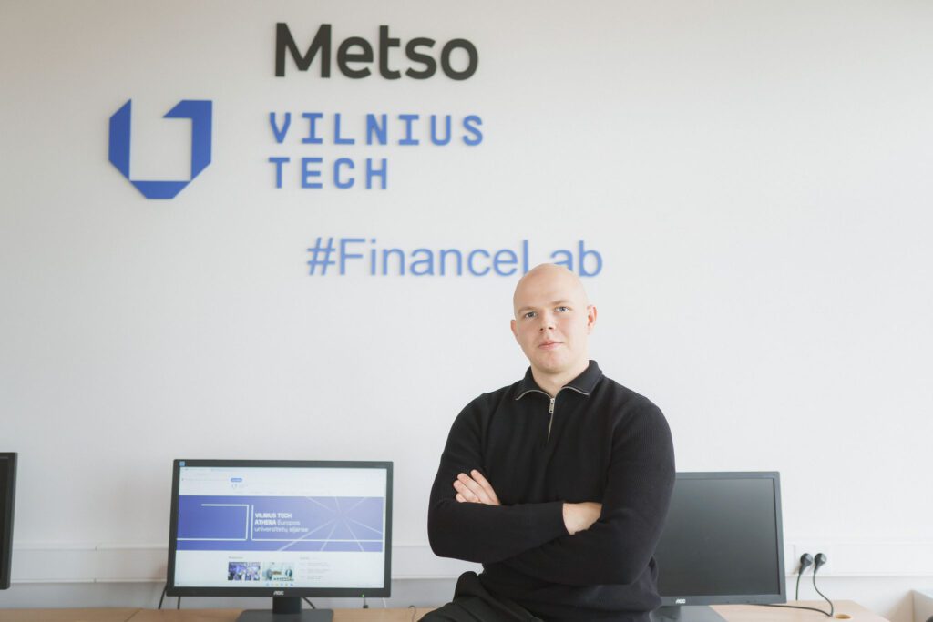 Studentas prie kompiuterio