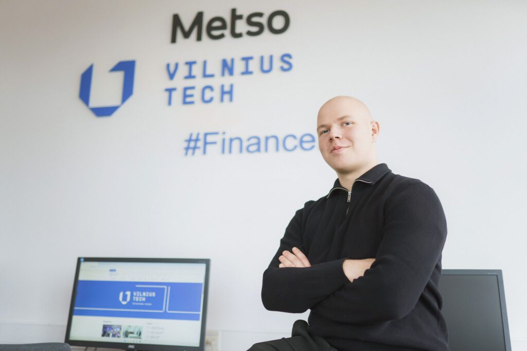 Studentas prie kompiuterio