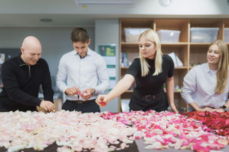 Studentai tvarumo centre dėlioja žiedlapius