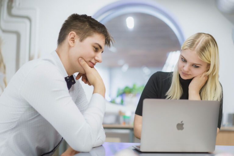 Studentai su kompiuteriu