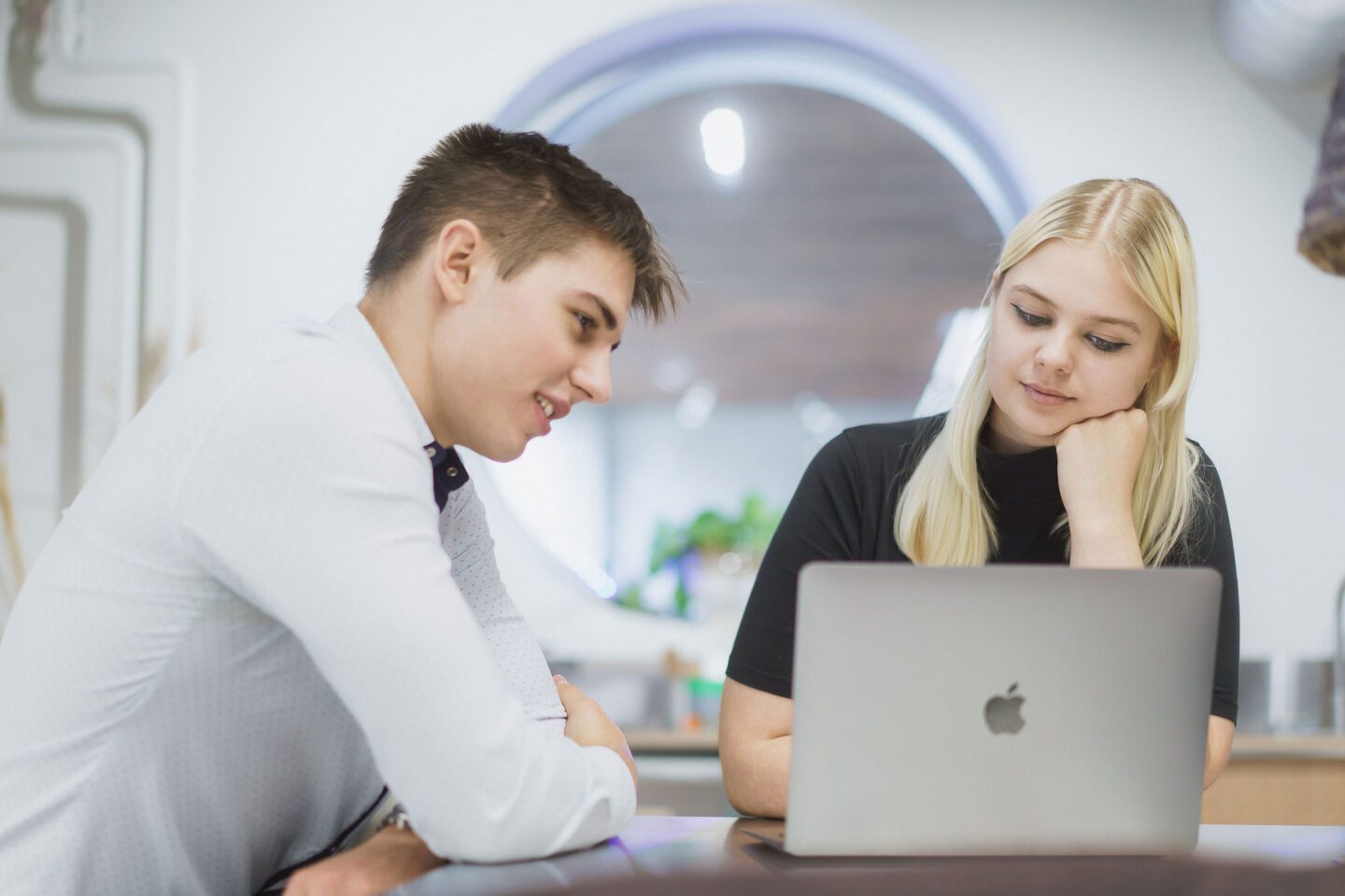 Studentai prie kompiuterio