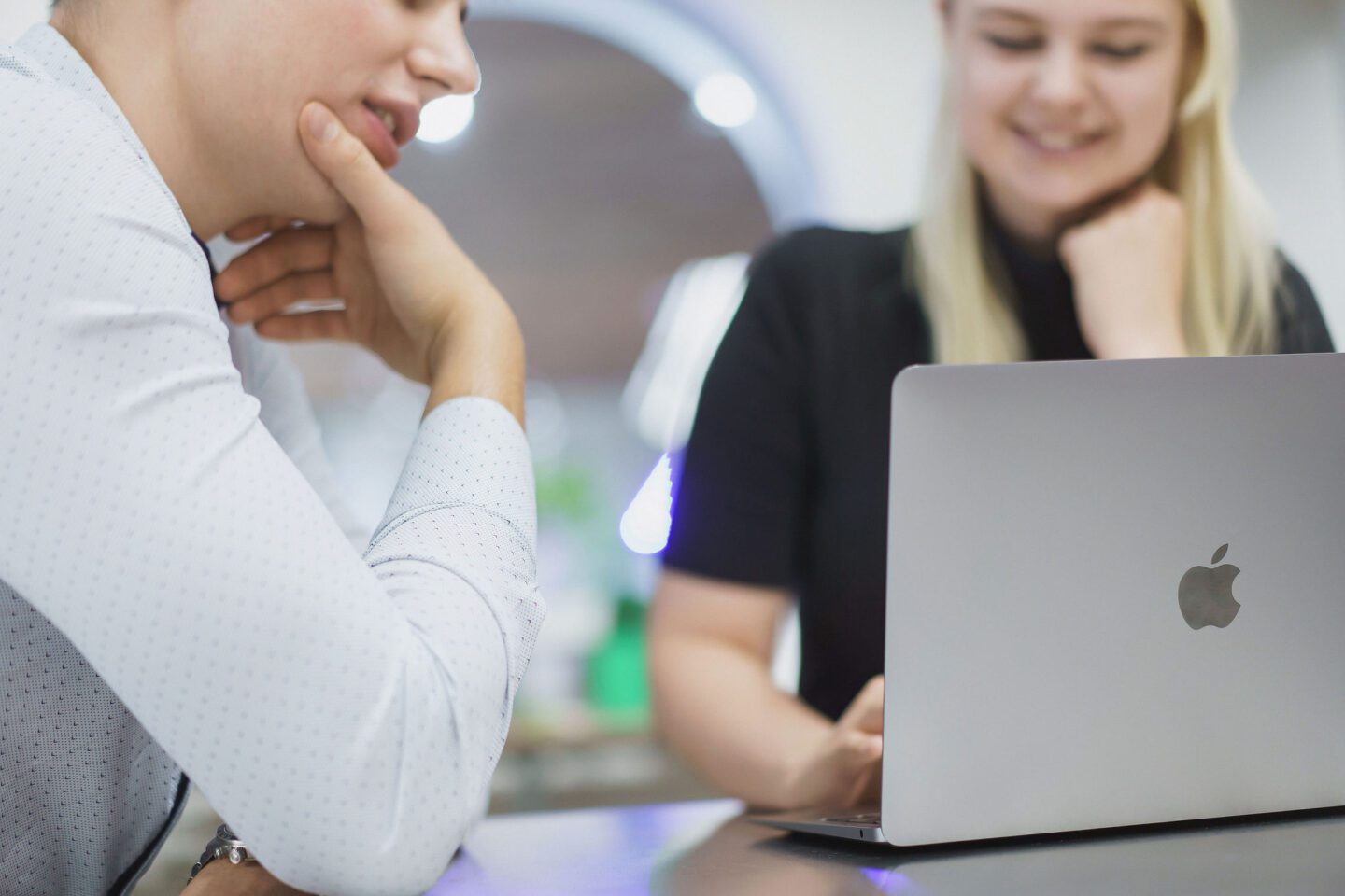 Studentai prie kompiuterio