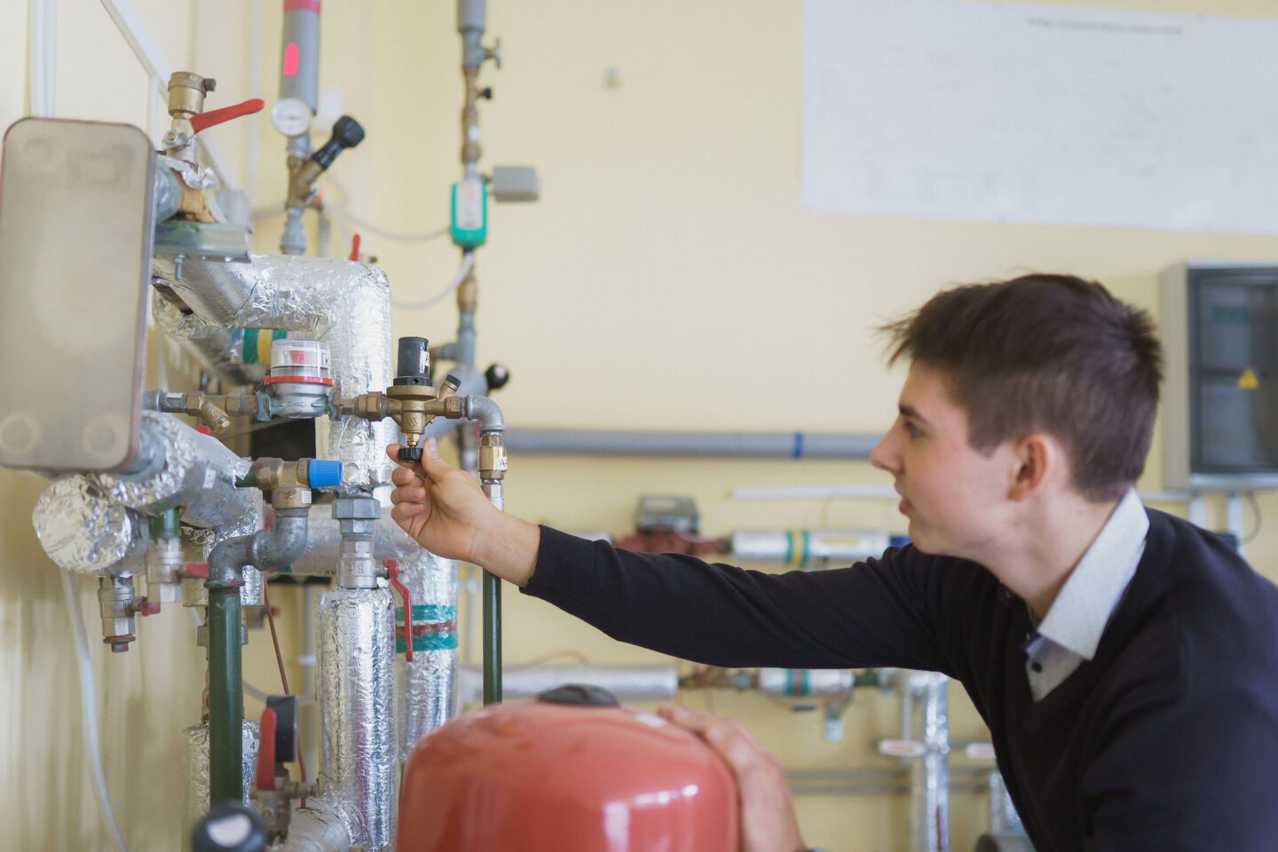 Studentas tikrina vandens įrenginį