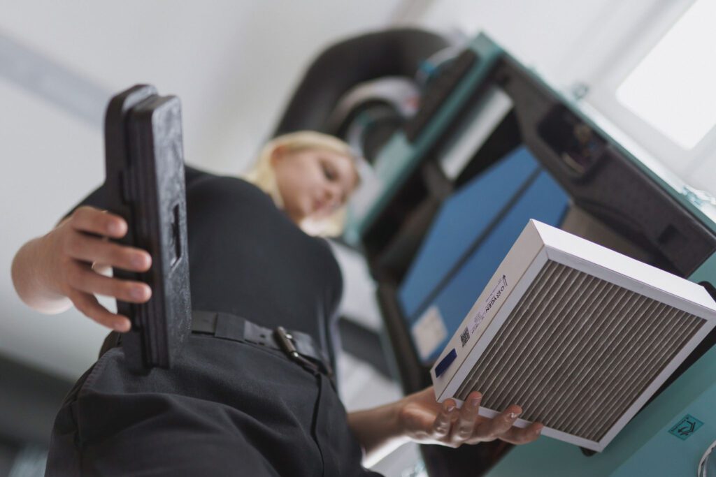 Iš Aplinkos inžinerijos fakulteto įrenginio traukiamas filtras