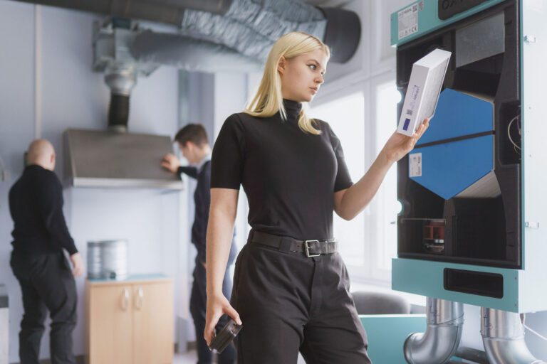 Iš Aplinkos inžinerijos fakulteto įrenginio traukiamas filtras