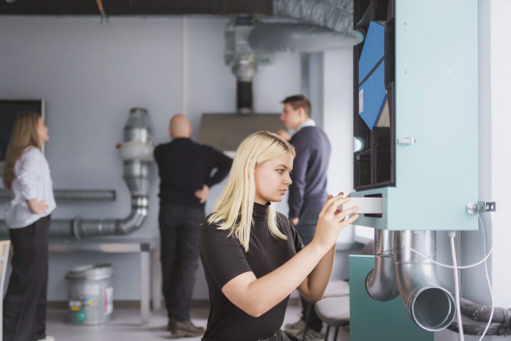 Iš Aplinkos inžinerijos fakulteto įrenginio traukiamas filtras