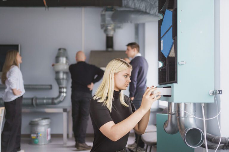 Iš Aplinkos inžinerijos fakulteto įrenginio traukiamas filtras