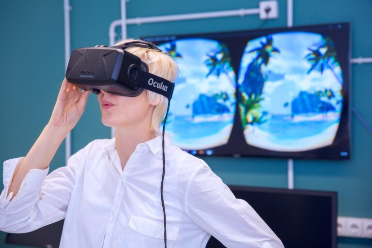 Studentė su virtualios realybės akiniais