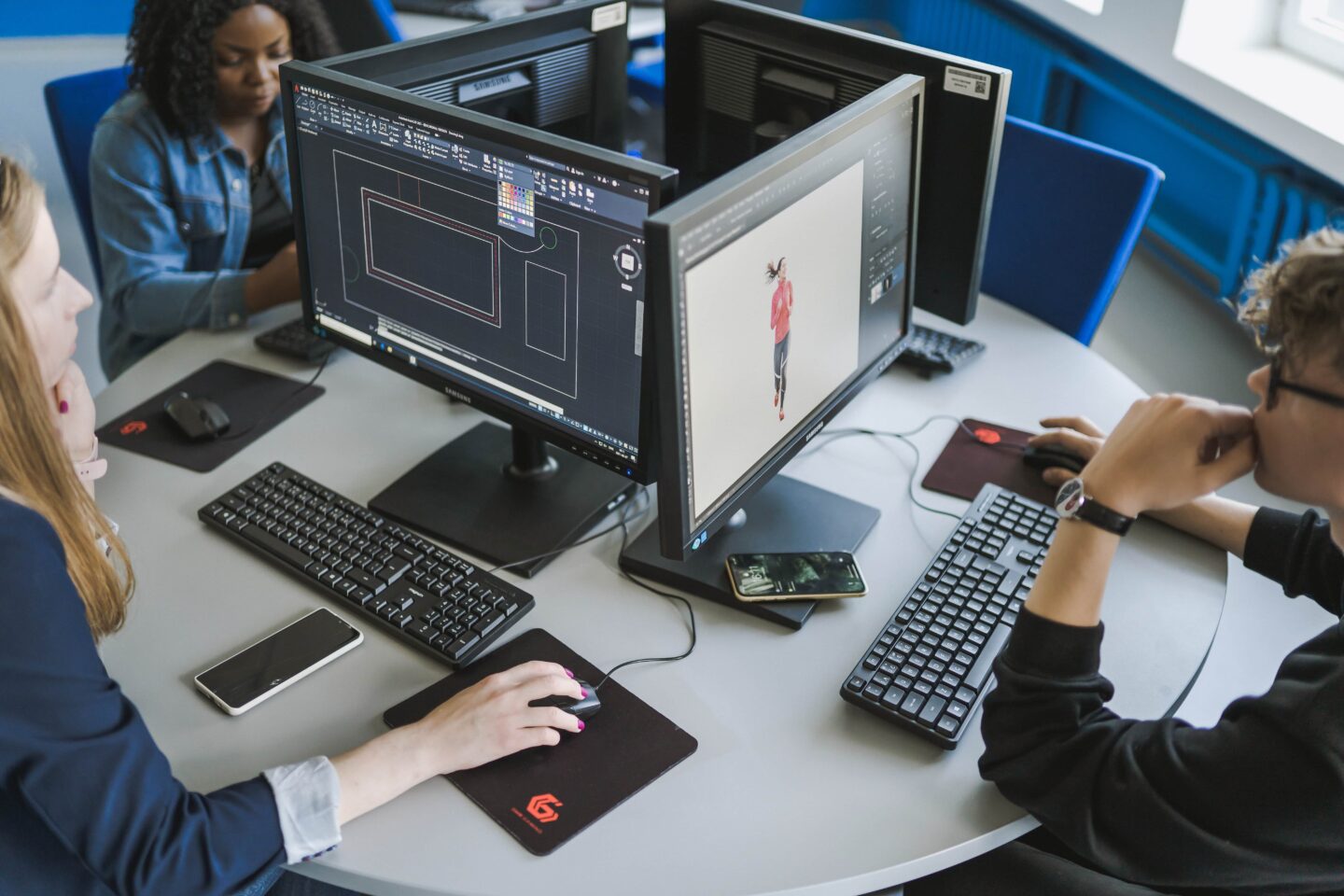 Studentai prie kompiuterių