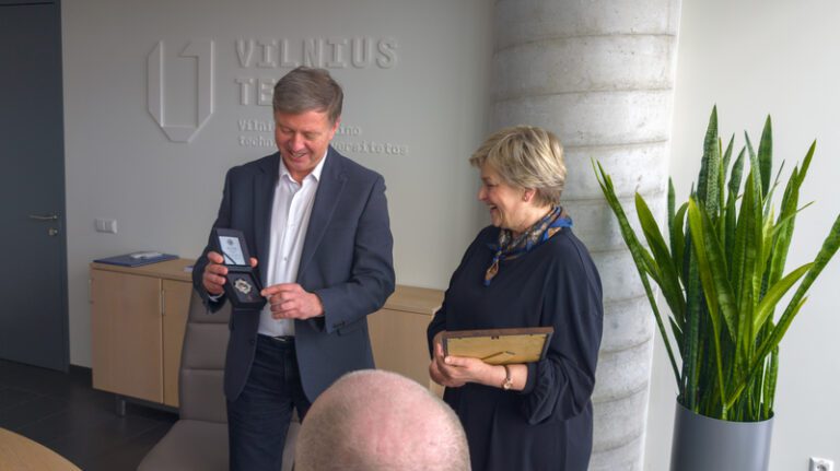 LINPRA apdovanojo Doc. Dr. D. Makutėnienę Garbės ženklu už nuopelnus inžineriniam ugdymui