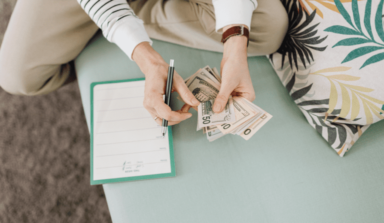 Finansinio raštingumo dieną – apie atlyginimą, prioritetus ir taupymą: kokias didžiausias klaidas daro dirbti pradėję jaunuoliai?