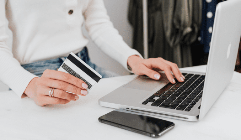 Ekspertas papasakojo, kas nutinka išsaugojus kortelės duomenis internete: ne viskas taip saugu