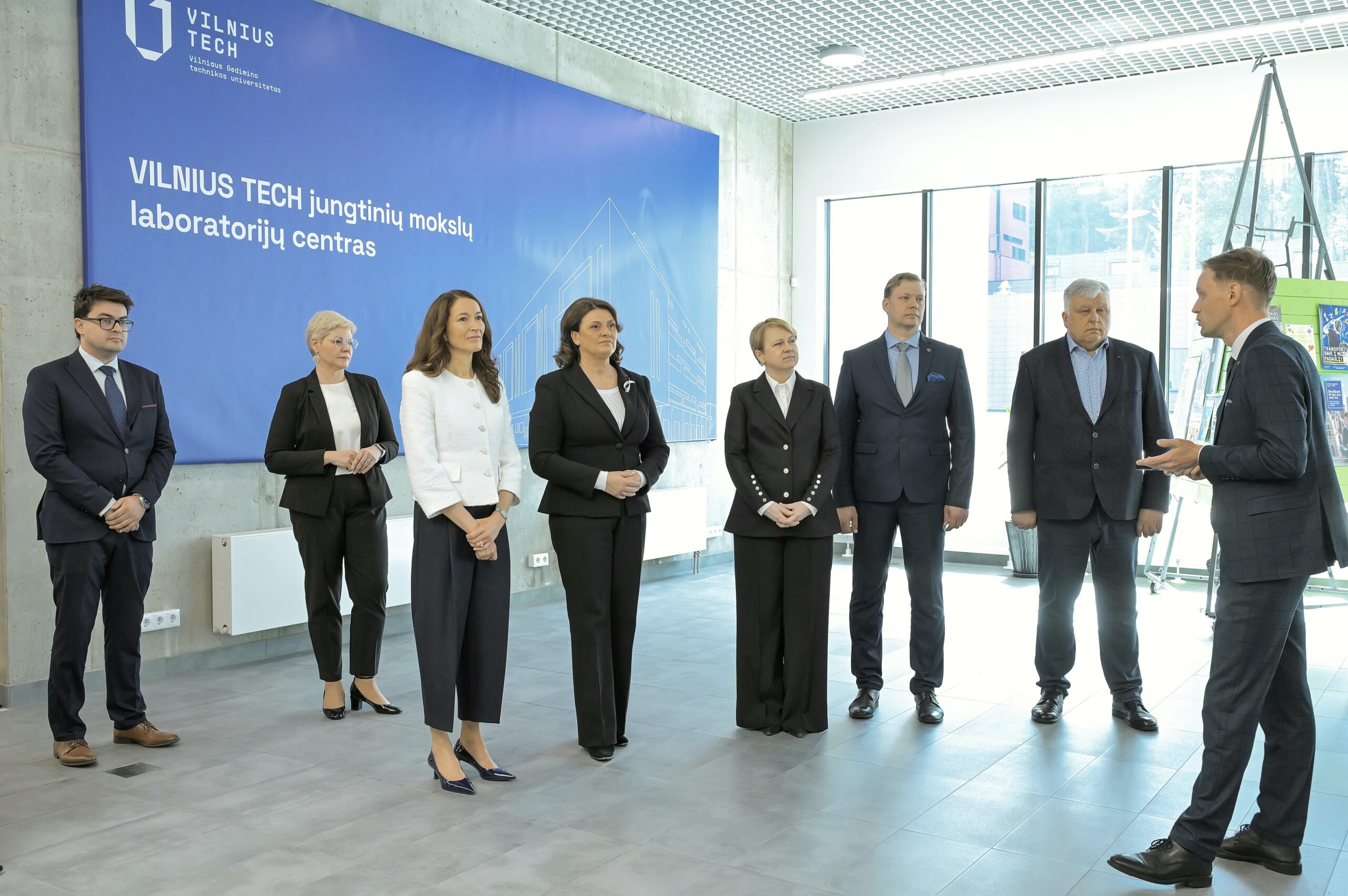 Strateginės partnerystės prorektorius doc. dr. Adas Meškėnas viešnioms pasakojo apie VILNIUS TECH 