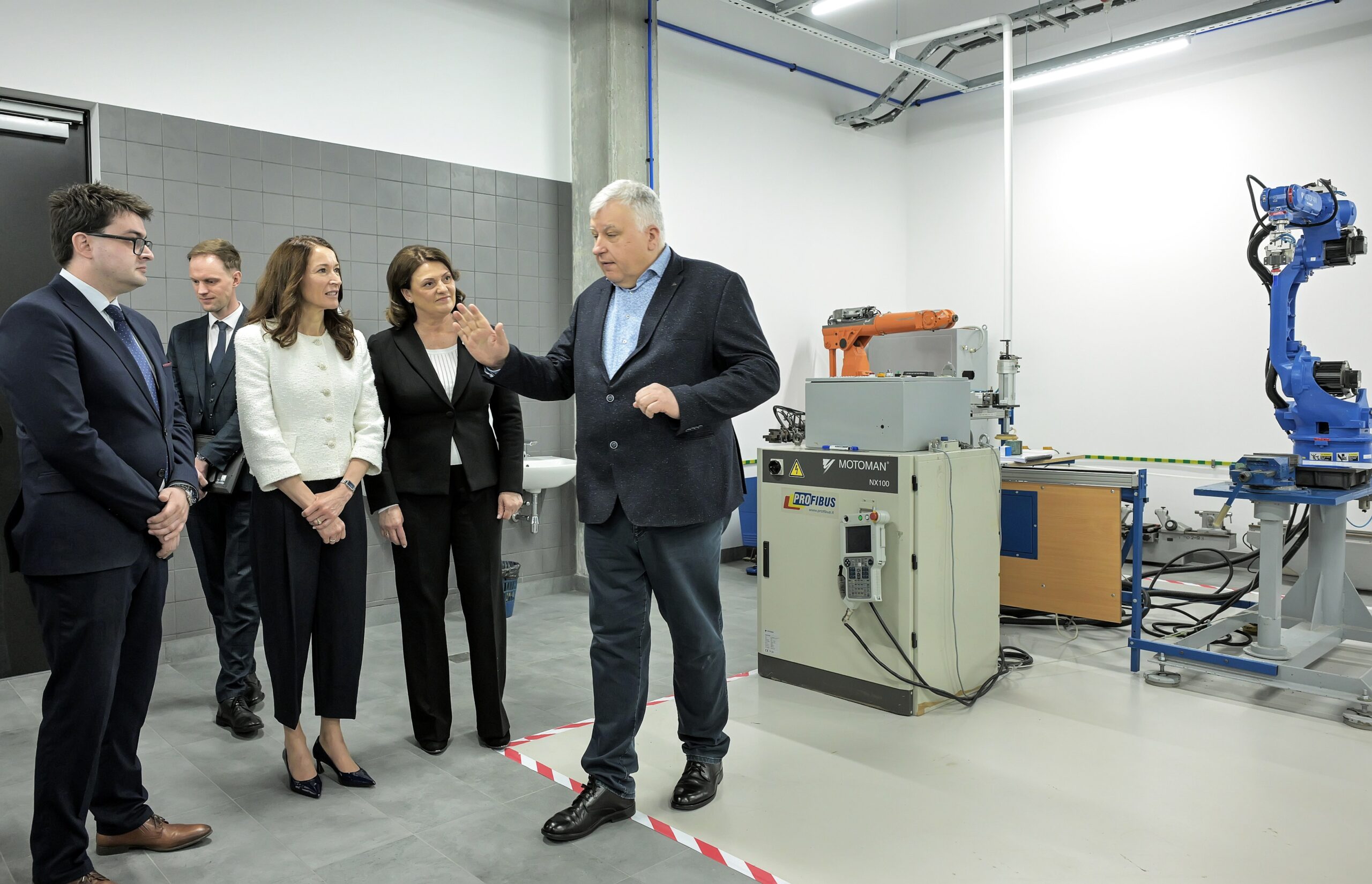 Prof. dr. Vytautas Bučinskas viešnioms pristatė laboratorijos paskirtį