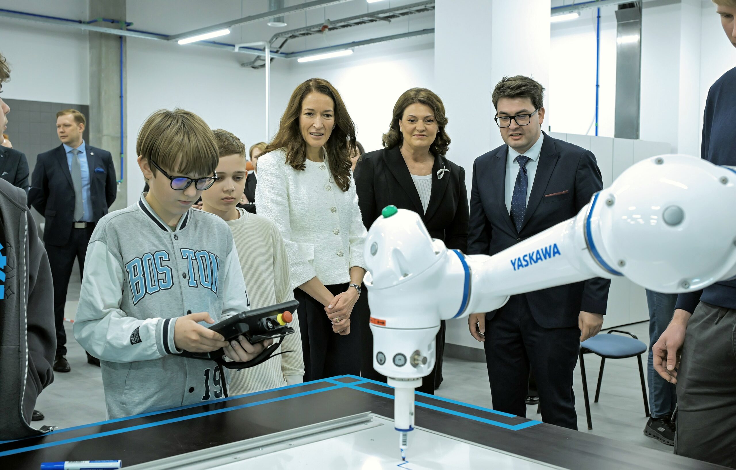 Lietuvos ir Suomijos pirmosios ponios laboratorijoje bendravo su moksleiviais