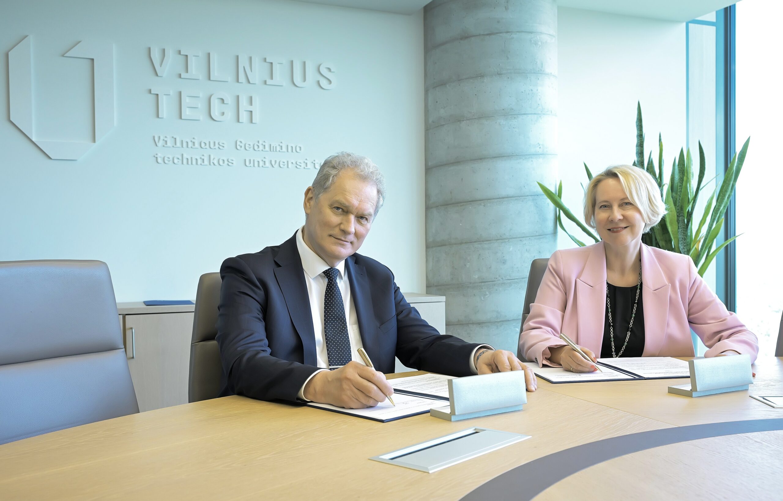 VILNIUS TECH rektorius prof. Romualdas Kliukas ir Lietuvos marketingo asociacijos (LiMA) vadovė Jurga Varanavičius