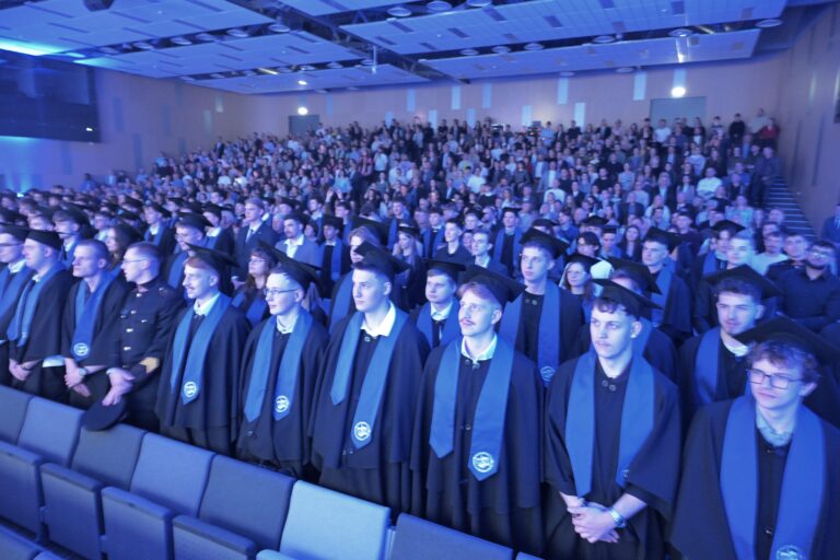 EF diplomų teikimo ceremonija: į profesinį kelią išlydėta nauja elektronikos ir energetikos specialistų karta