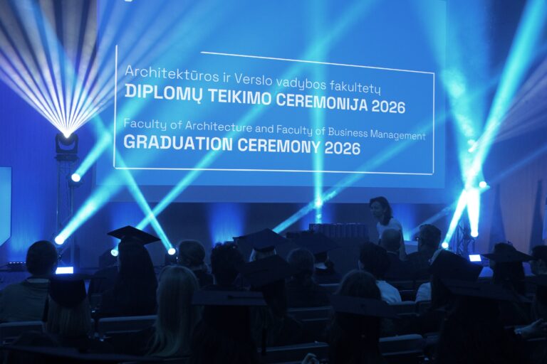 Beveik 200 AF ir VVF absolventų atsiėmė diplomus: „Diplomas nėra finišo tiesioji“