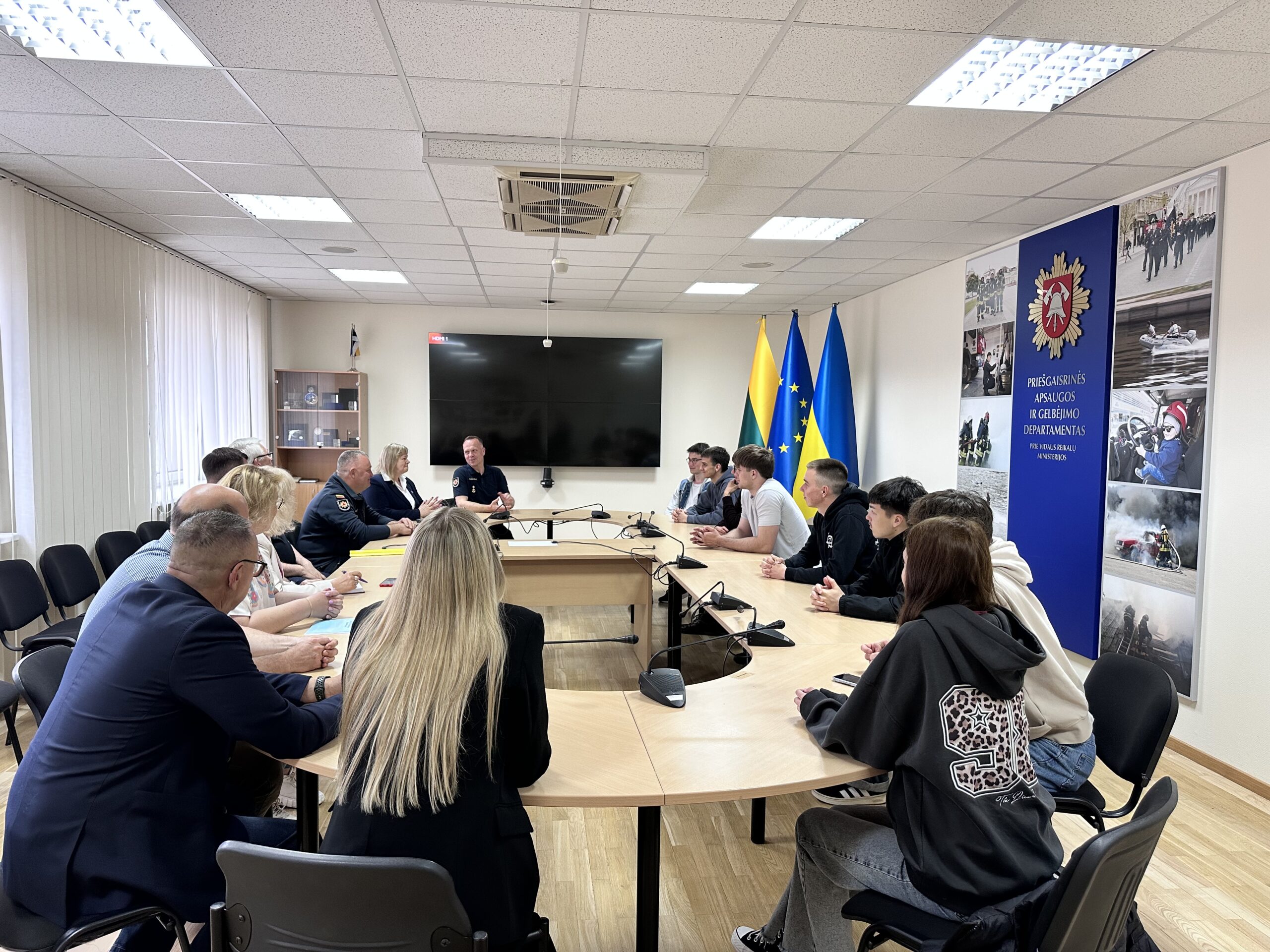 Pirmakursiai pradeda praktiką Priešgaisrinės apsaugos ir gelbėjimo departamente