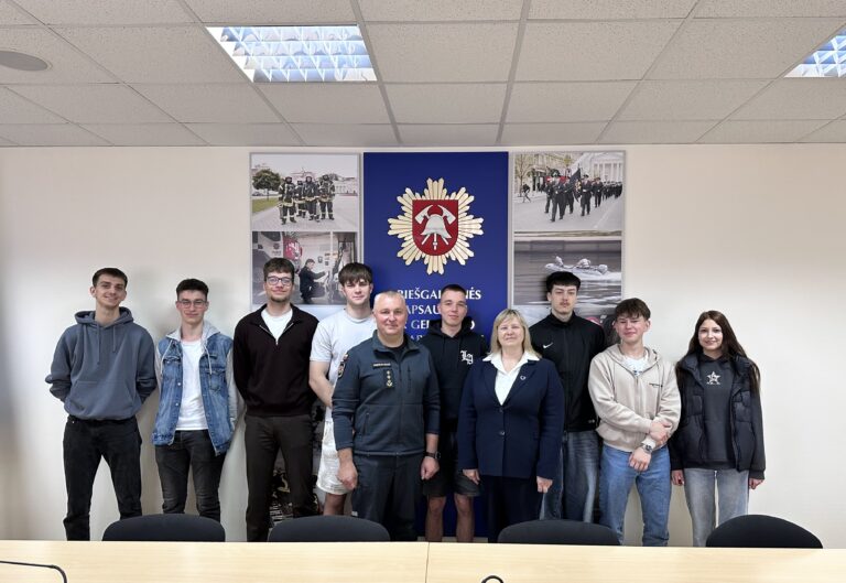 Pirmakursiai pradeda praktiką Priešgaisrinės apsaugos ir gelbėjimo departamente
