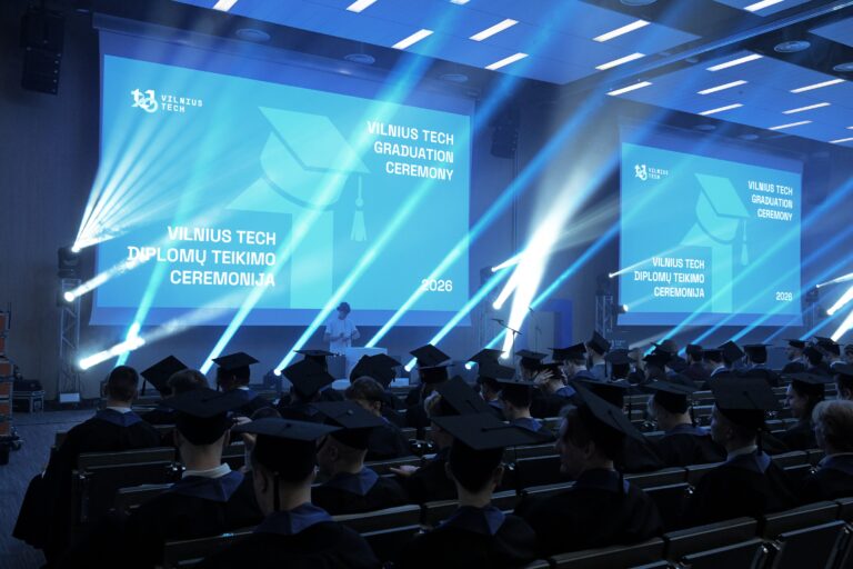 FMF išlydėjo beveik 350 diplomuotų absolventų: „Didžiuokitės savimi – esate nugalėtojai“