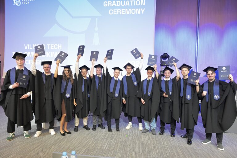 Statybos fakultetas su diplomais rankose išlydėjo beveik 140 absolventų
