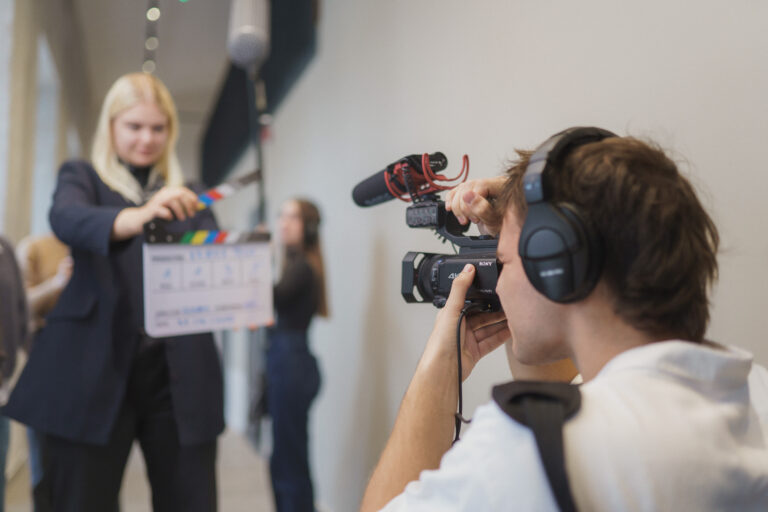 Kas kurs medijas, reklamą ir stiprins informacinį atsparumą – tokių specialistų reikia jau šiandien