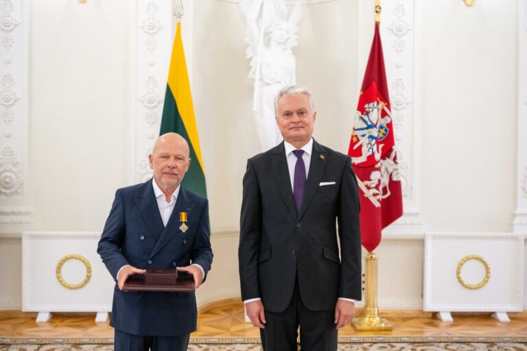 Architektui prof. Rolandui Palekui už nuopelnus įteiktas apdovanojimas