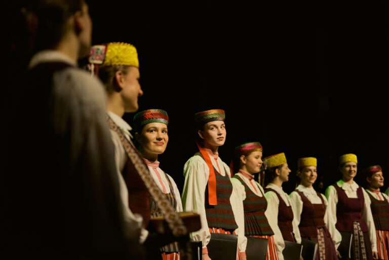 Vingis ansamblis šokiai